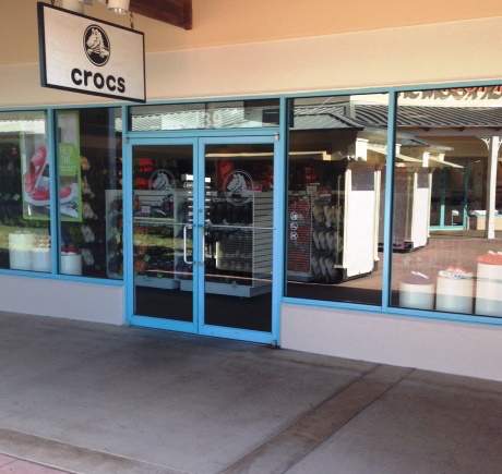 places that sell crocs in store